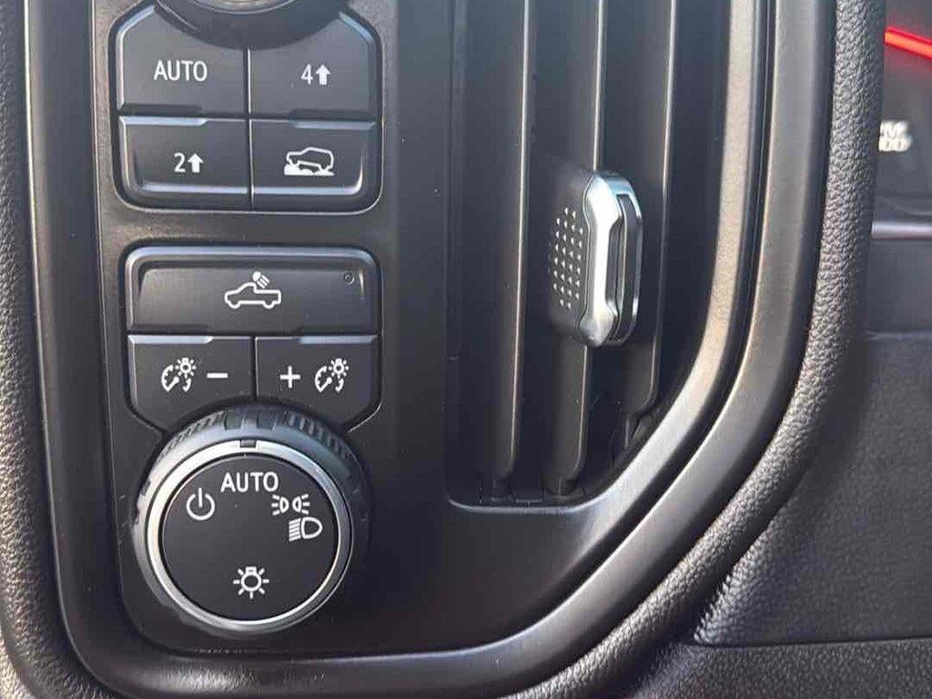 2021 Chevrolet Silverado 1500 4WD Crew Cab Short Bed Custom