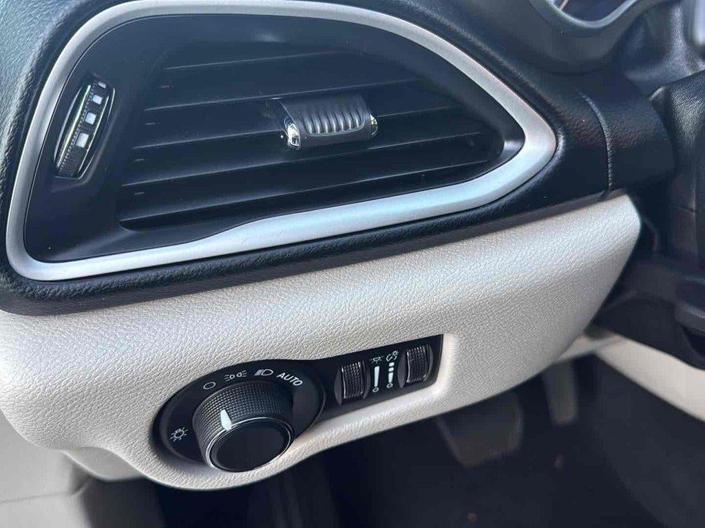 2023 Chrysler Voyager LX